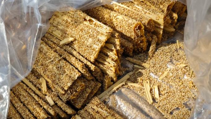 层层糖皮裹满芝麻，一口酥香品滁州温柔年味