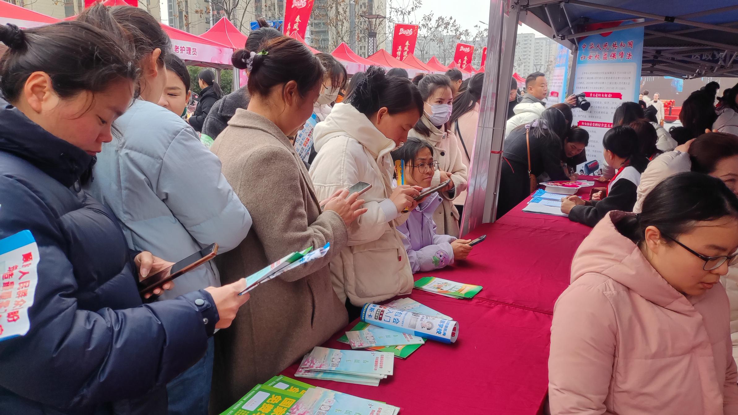 阳新县举办女性专场招聘会 千余岗位助力“她”就业