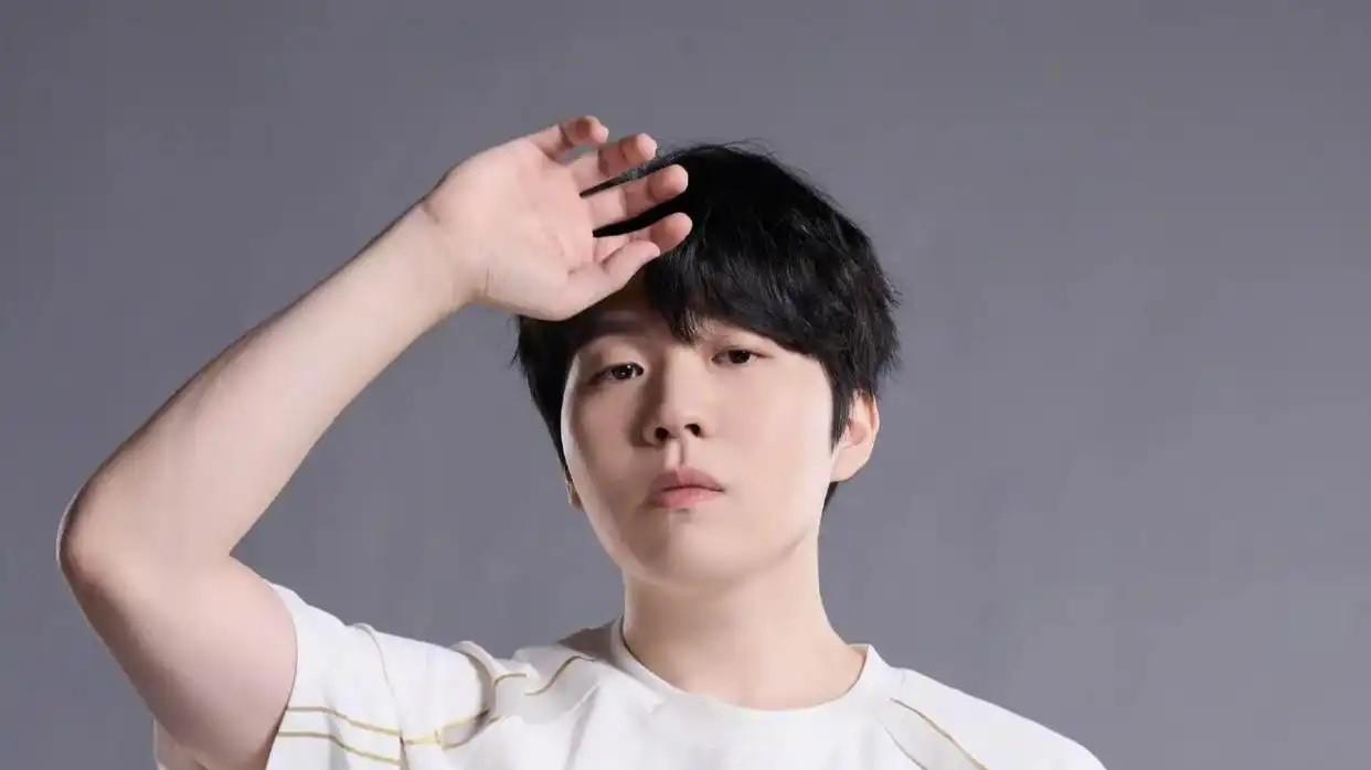 Rookie小钰分手，网友涌入Doinb直播间激情拷打Rookie！