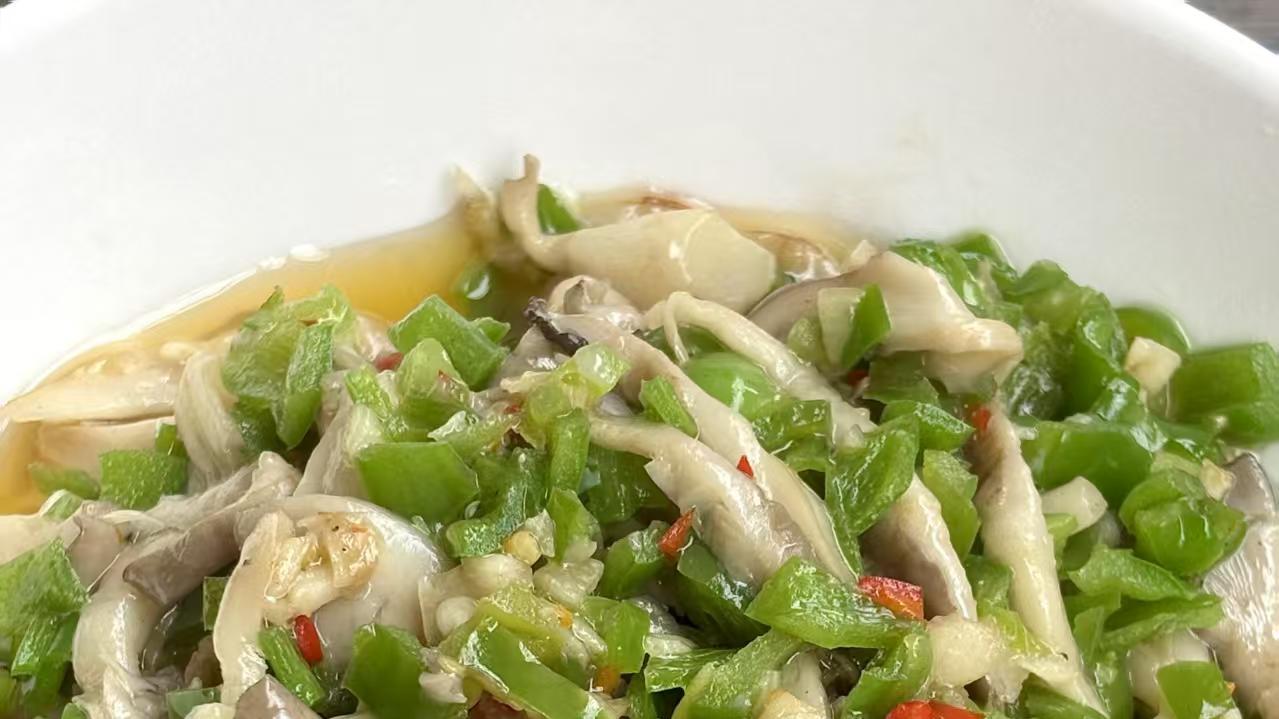 青椒炒平菇：比肉还香的素菜天花板，清爽不腻，巨下饭