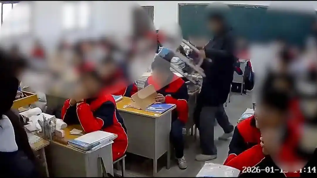 板凳砸后脑！涉事学生被劝退，教育局通报详情