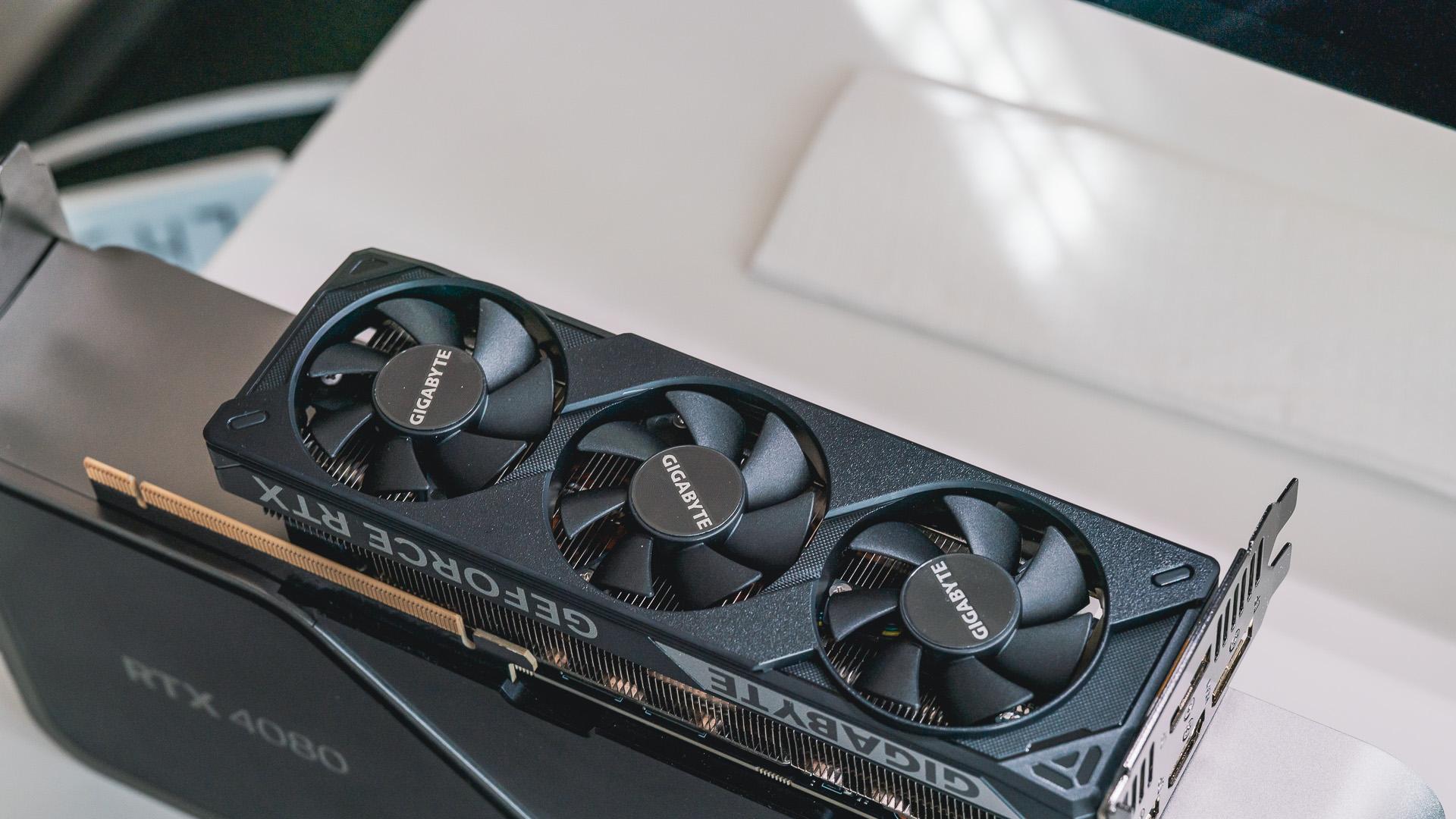 明明可以做小 非得把显卡做那么大是为何？