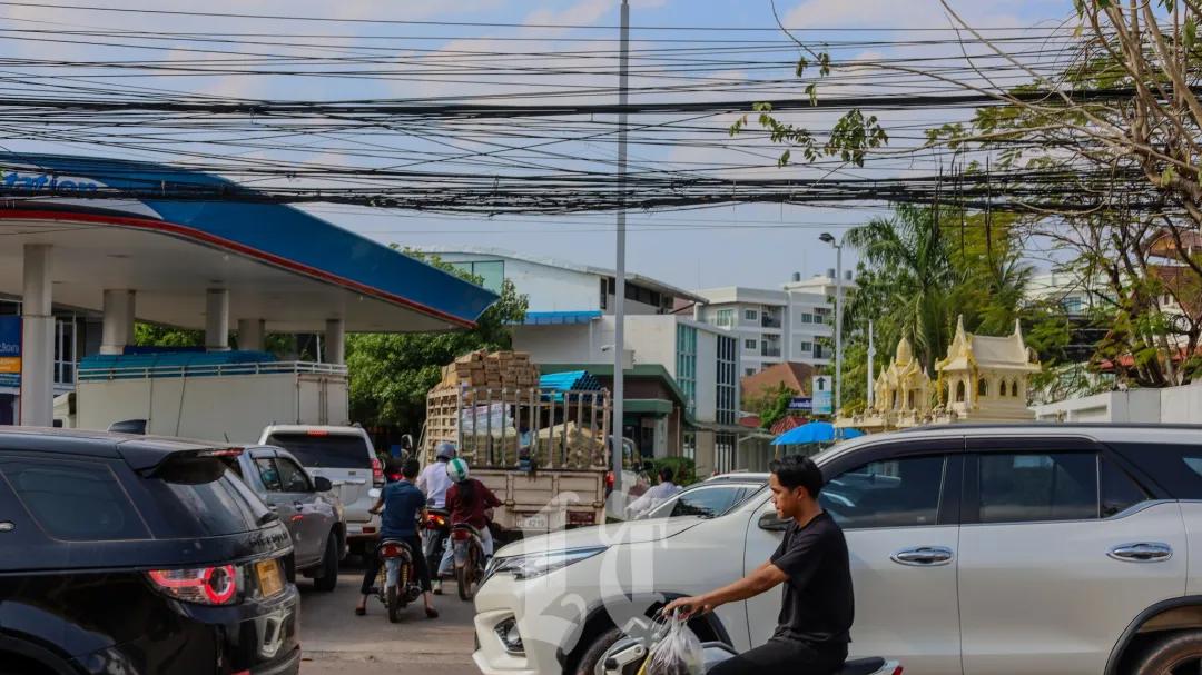 万象加油站现排队加油！泰国暂停燃油出口引老挝民众担忧！老挝燃油近半靠泰国