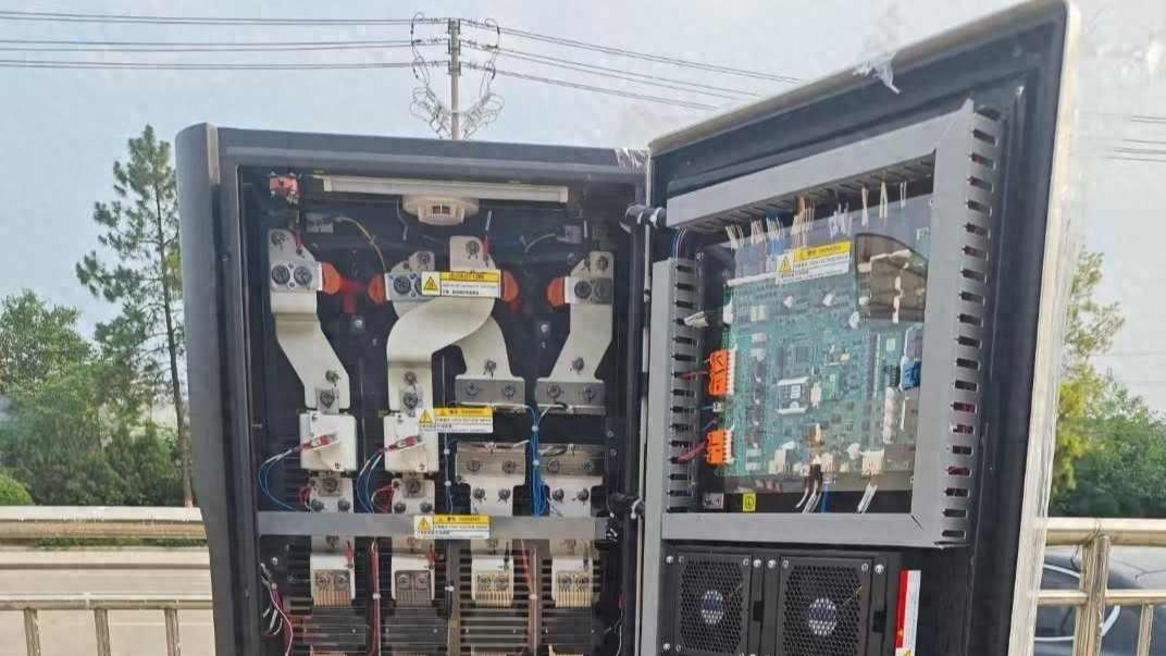 比亚迪闪充桩内部曝光，用汽车零件拼充电柜，这招太“野”了