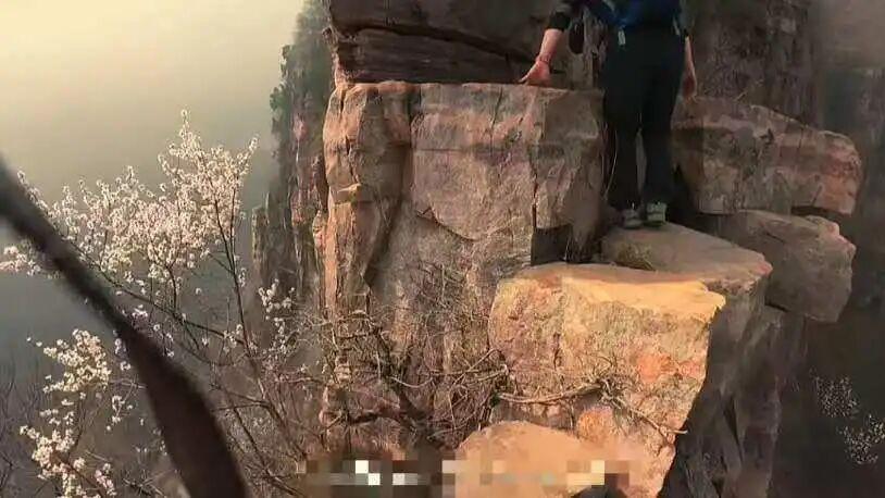 “脚下就是悬崖，导航还让直行！”男子爬山被APP带偏