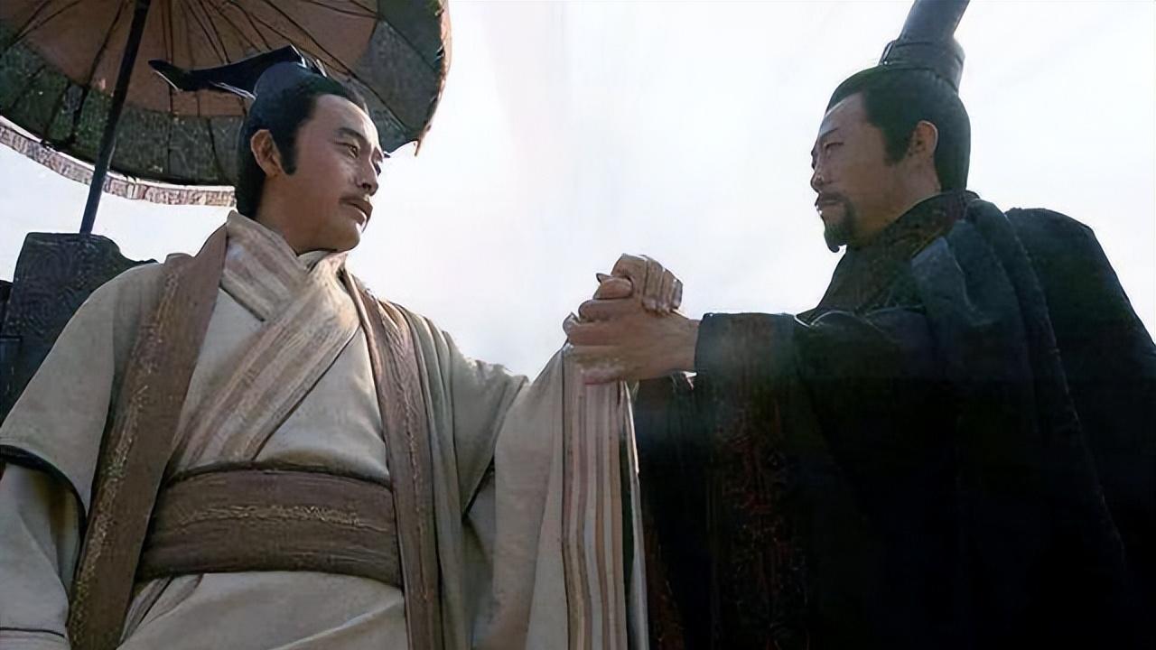 秦国稳定运行上百年的制度，为何在统一天下后仅十几年就二世而亡