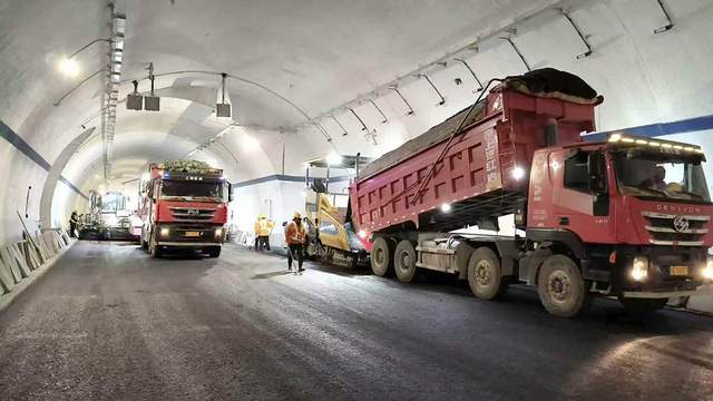 G577精伊高速公路4标沥青路面顺利贯通