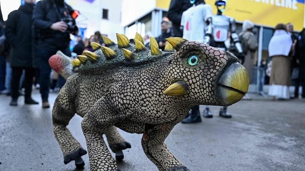 张扬对话宇树王兴兴：通用型机器人或十年内带来翻天覆地变化