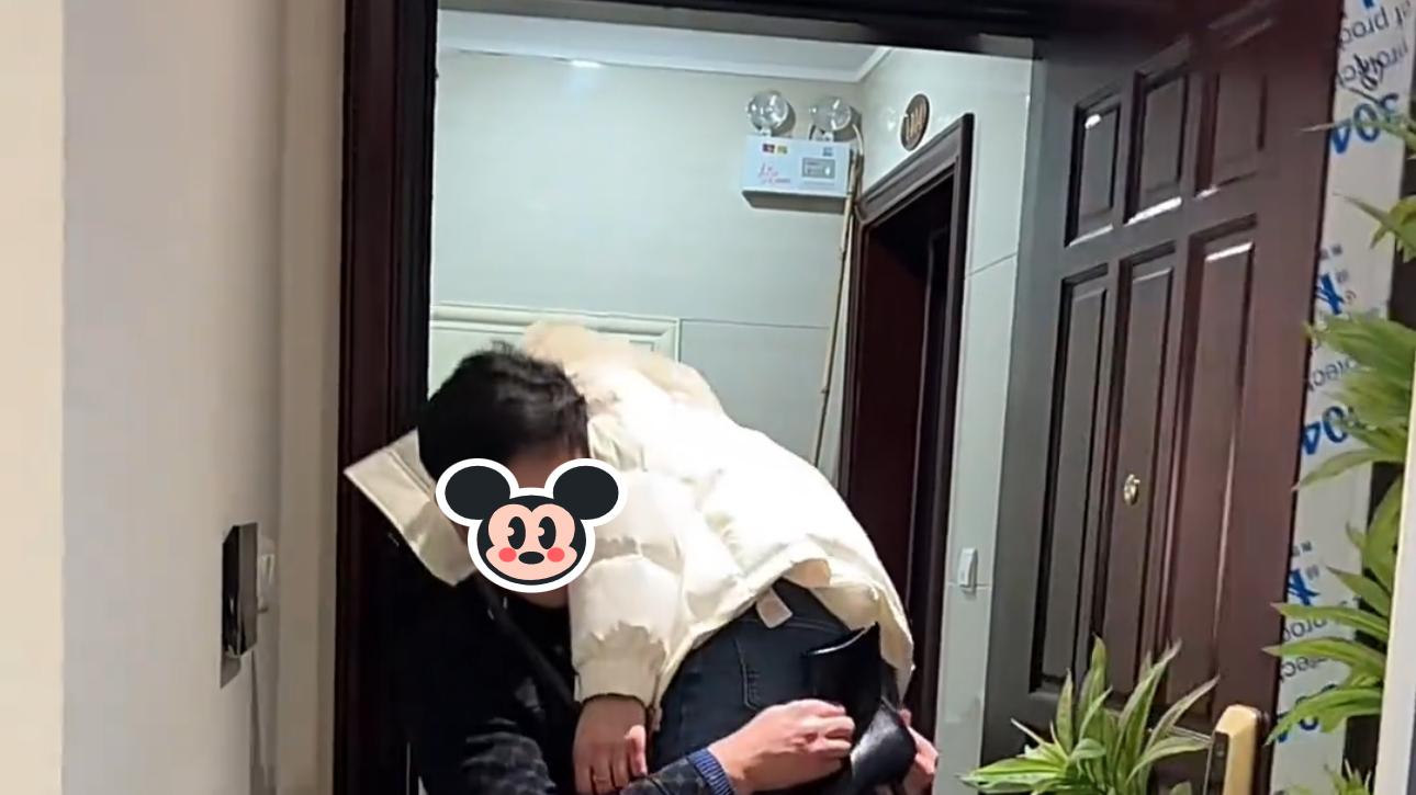 36岁女子看上24岁小伙，喝醉后让他送回家：你不要回去了，好吗