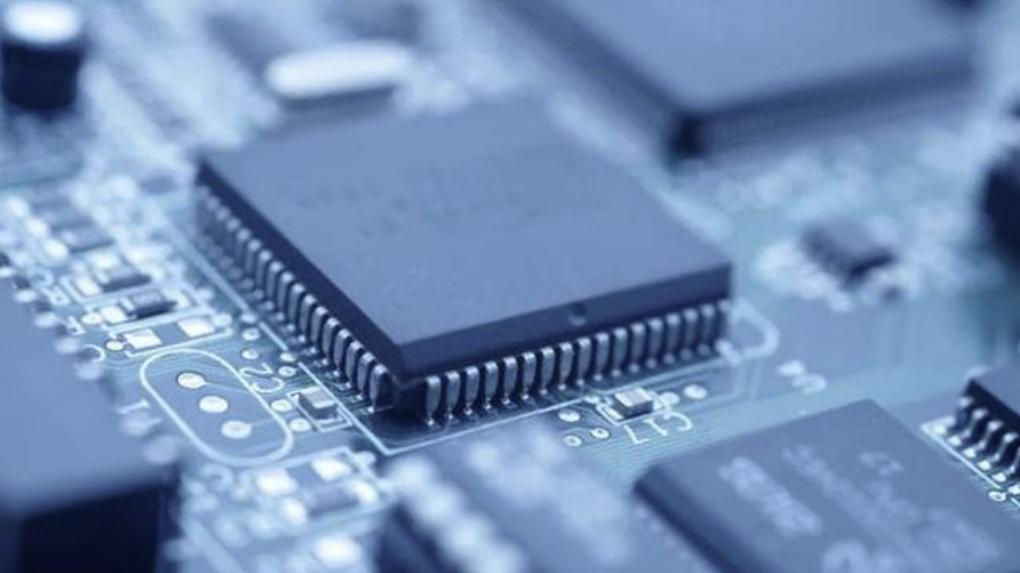 国内某著名半导体企业员工，向境外组织泄露原单位商业秘密被判刑