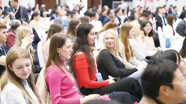 一朵牡丹争喜色 万里花香连世界