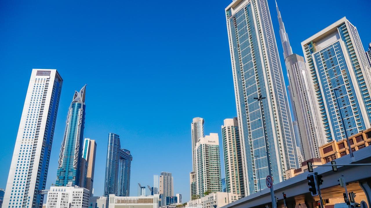 迪拜甲骨文大楼遭导弹碎片击中，导弹擦肩而过，防空系统立大功，若被导弹击中，后果不堪设想