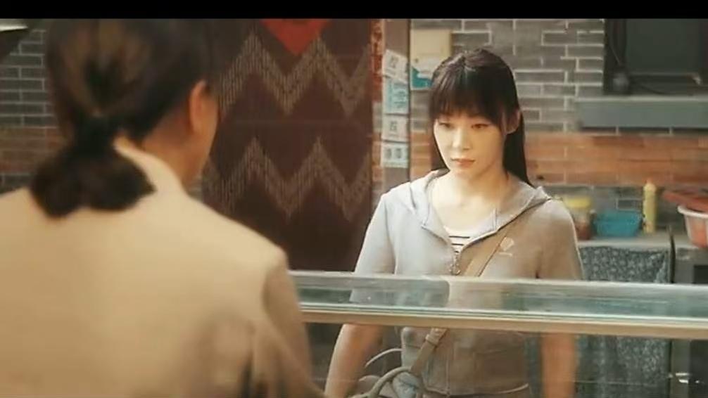 《她的盛焰》：白靓靓亲生父亲身世曝光，压根不是什么富豪，她的千金梦破碎！