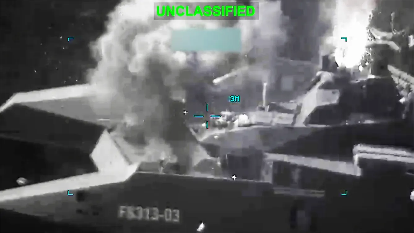 英语：伊朗最先进的奇特双体战舰之一在史诗狂怒行动中沉没