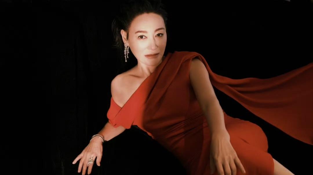 65岁惠英红红裙加身闪耀金像奖，网友：岁月从不败美人