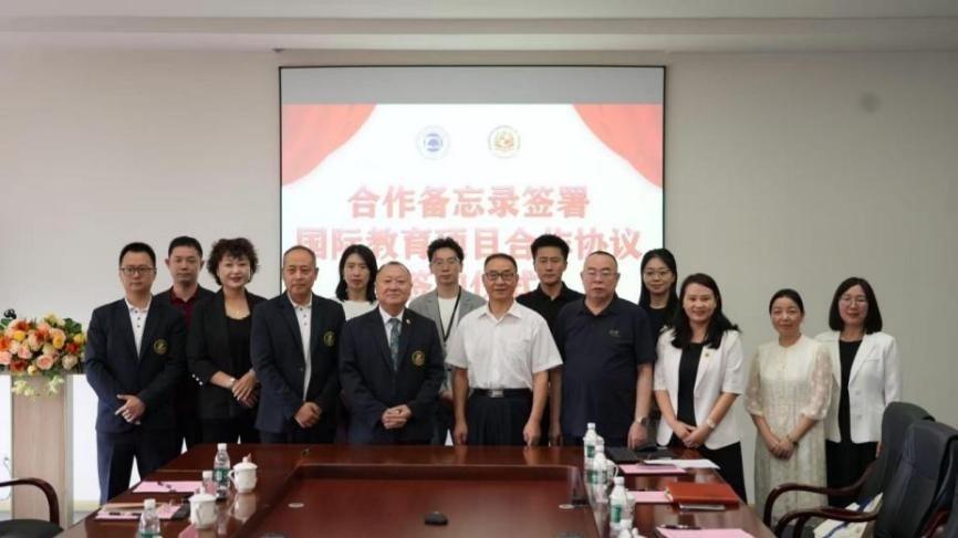携手共育国际化人才——成都银杏酒店管理学院与泰国易三仓大学签署合作协议