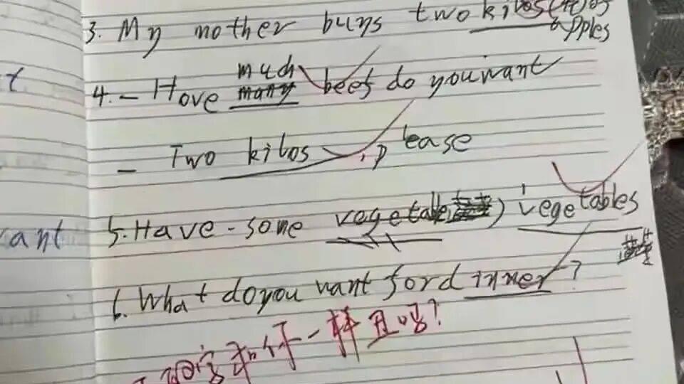 “你的字和你一样丑”：那个被老师“开玩笑”的孩子没笑，我们凭什么替他原谅？