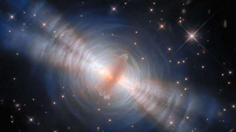 哈勃望远镜捕捉到围绕迅速死亡恒星的光影秀