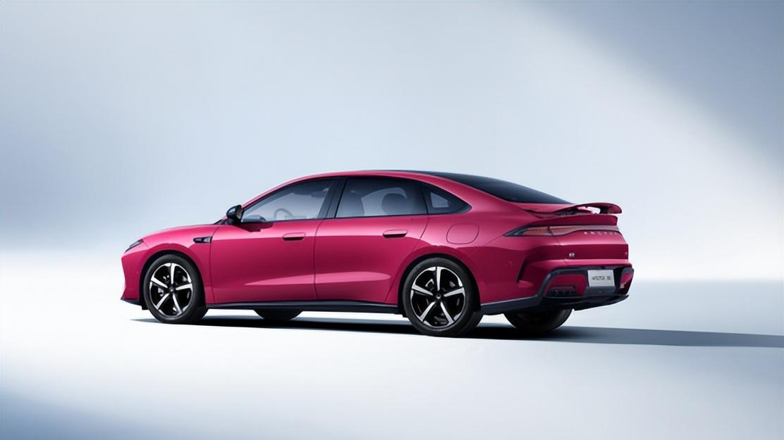 五大体验重构纯电家轿价值标杆，极狐S3 6.48万元起开启预售