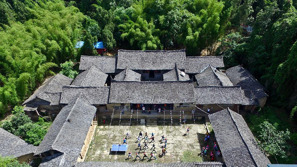 老宅墙缝里发现了一本账本，翻开来里面记的不是钱