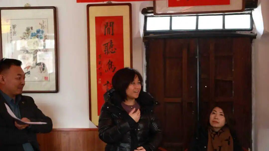 天津宁河古缜杨泗村村民欢天喜地书写对联，歌颂新时期的幸福村。