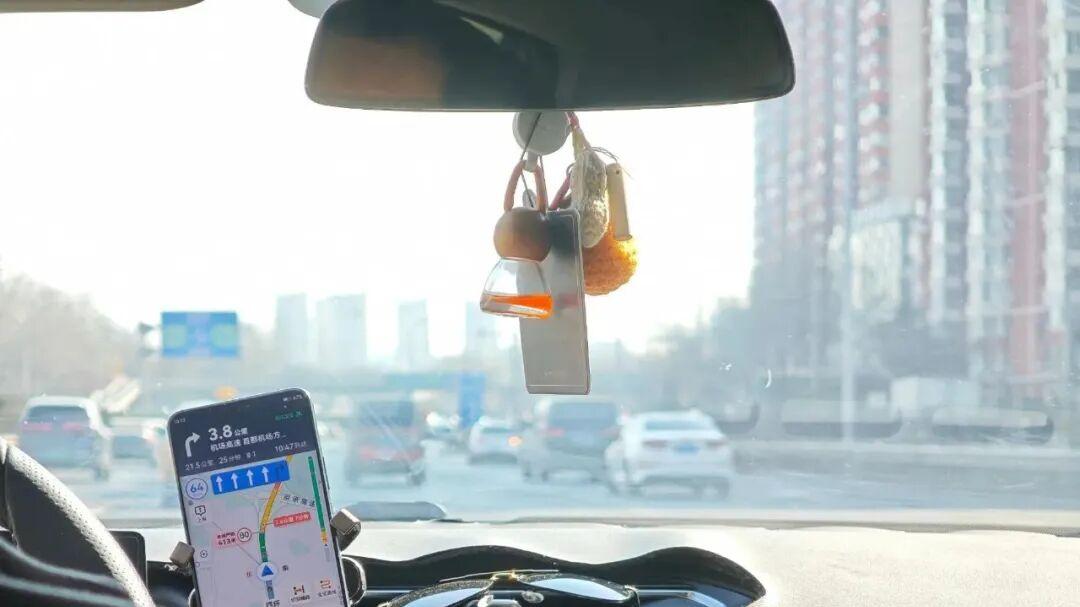 乘客迟到没上车，司机模仿乘客声音，一人分饰两角完成假订单