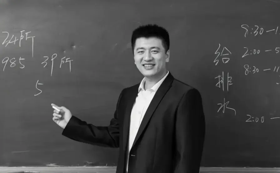 一语成谶！张雪峰突发心梗离世，终年42岁，生前那句“死后上热搜”竟成真