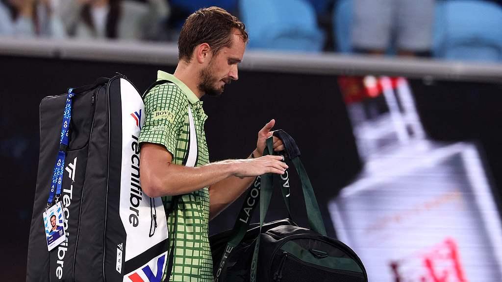 澳网爆大冷！梅德韦杰夫连丢11局史诗级崩盘，他怎么了？