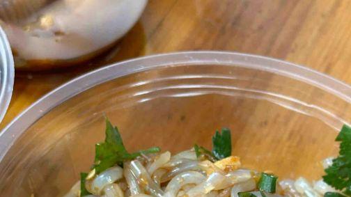 长沙刮凉粉，蚕豆粉皮用刮子刮成细条