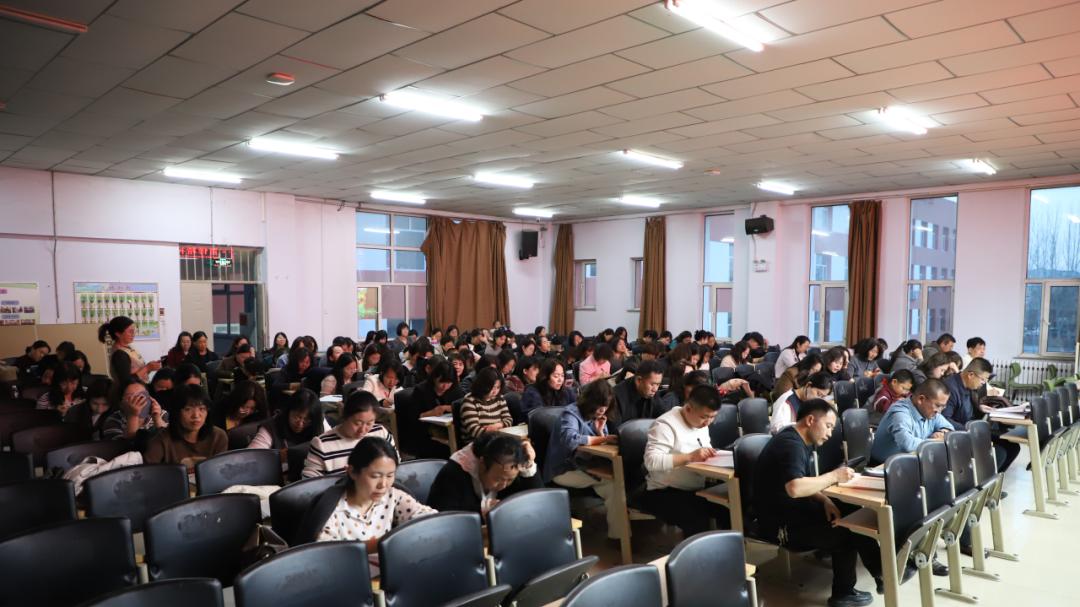 准格尔旗薛家湾第六小学召开新学期第二次教职工大会