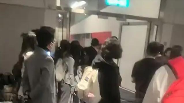 女子高呼 “飞机要爆炸” 航班折返排查 3 小时 乘客惊魂未定