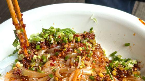 长沙刮凉粉，用锼子刮出条条晶莹，猫鱼水是灵魂