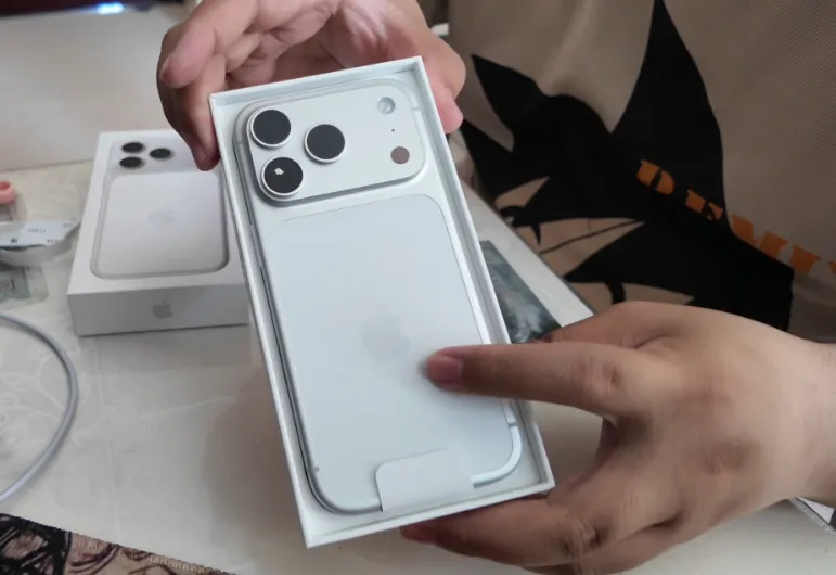 苹果自研相机液冷方案：往镜头里灌油散热，誓要根治iPhone相机发烫难题