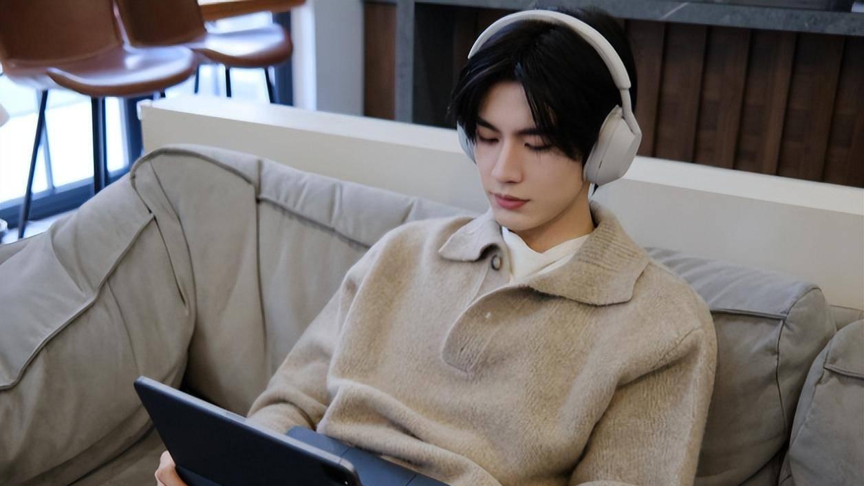 张凌赫高铁遭私生围堵，楼梯间混乱，险酿大祸