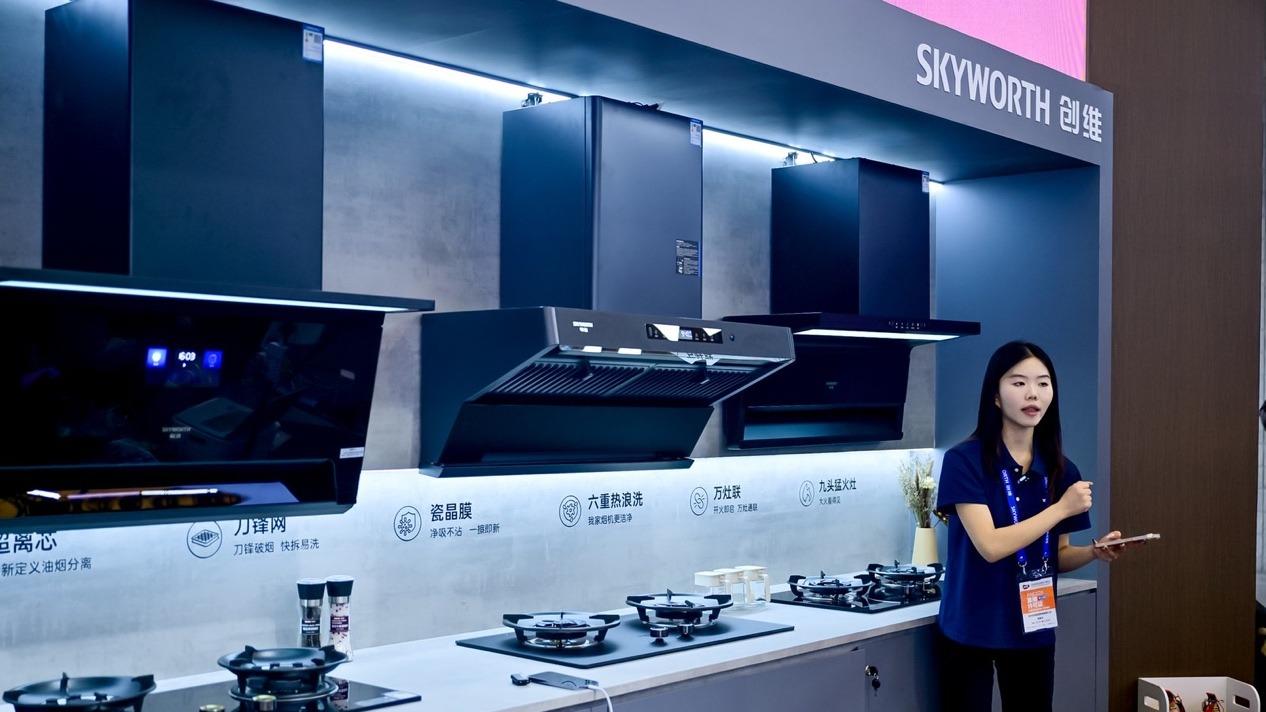 创始人直播、顶奢品牌设计师探展！创维AWE2026人气引爆