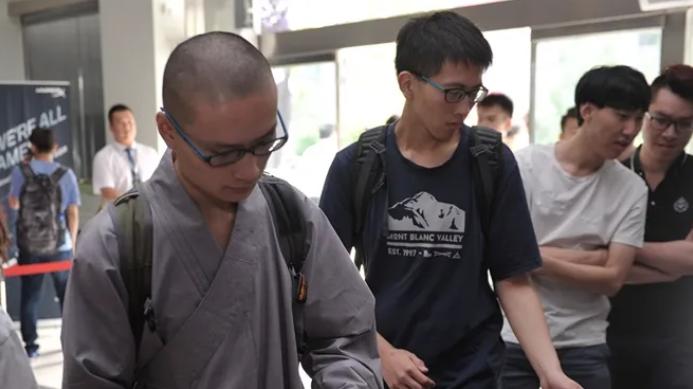 高僧沉迷CS而走红，穿僧衣观看比赛，被问游戏里击杀算不算破戒？
