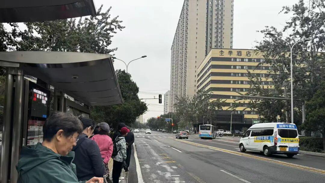 北京公交车最近等得越来越久｜大车悄悄换成了中巴小车｜怎么回事