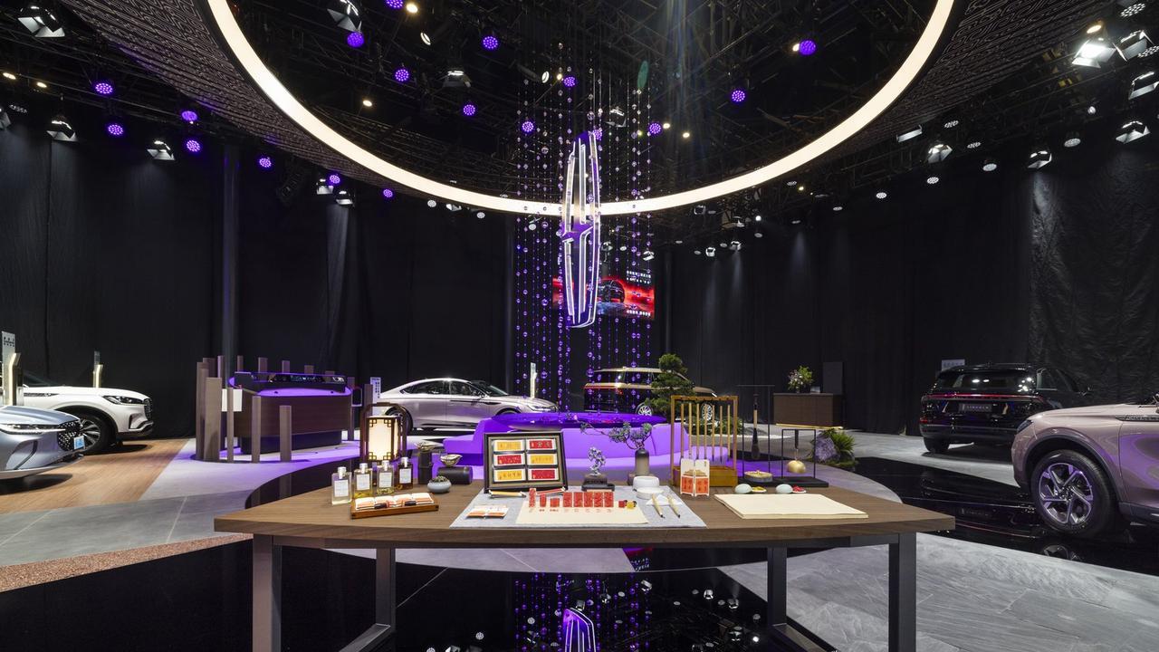 试了试冒险家后备箱：三个登机箱+两个双肩包，还有空余！