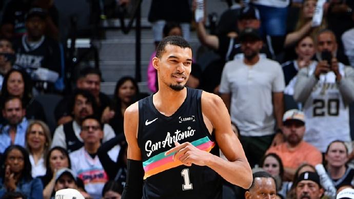 25分超级逆转，过去15场14胜！文班27分10板4帽，伦纳德空砍30+9