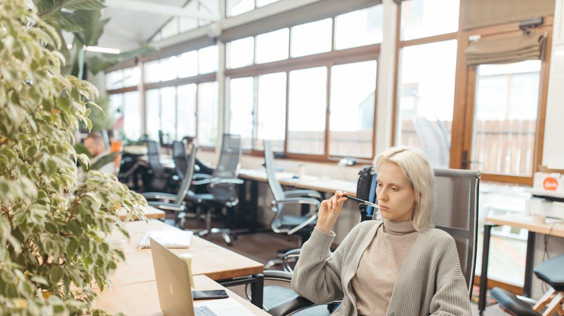 应对“中年危机”的前置策略：留学生入职第一天就该考虑的事情——如何建立你的“被动求职”网络？