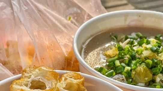 武汉糊汤粉配油条，鲜鱼熬出的浓稠是清晨的慰藉