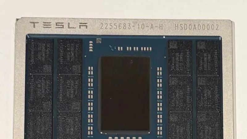 马斯克展示AI5处理器样品，称性能较前代飙升40倍