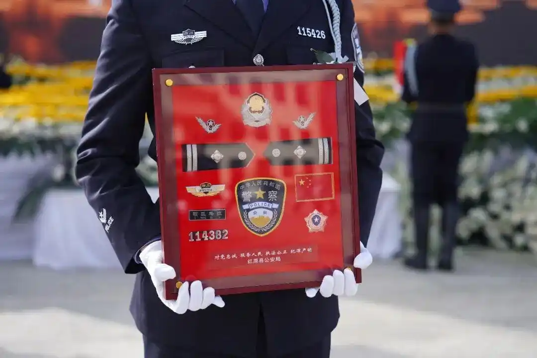 泪目！37岁藏族民警抓捕嫌犯中弹，12秒紧攥枪支不松手，警号永久封存