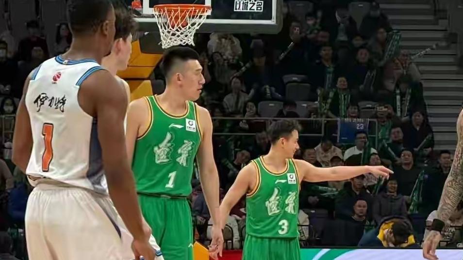 三连败，杨鸣打法遭质疑，辽篮负山东赛后，赵继伟做出反常举动