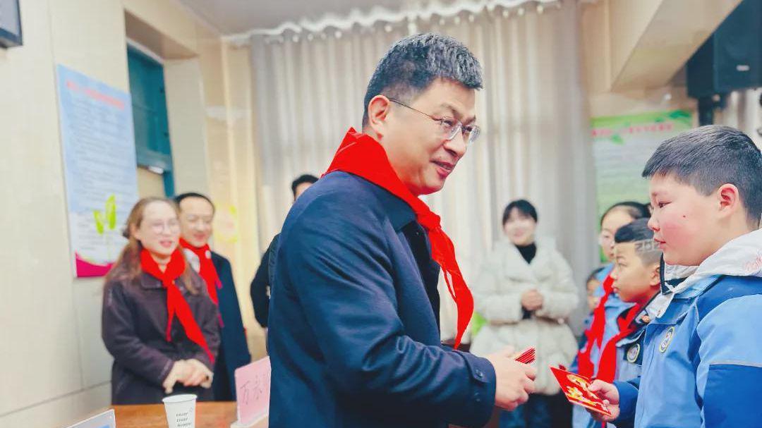 中国建设银行信阳分行爱心助学捐赠仪式走进浉河区一小