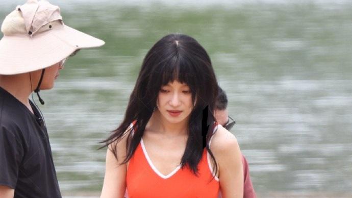 倪妮东湖公园拍戏路透！橘色吊带配拼色短裤，光脚踩沙滩太有少女感