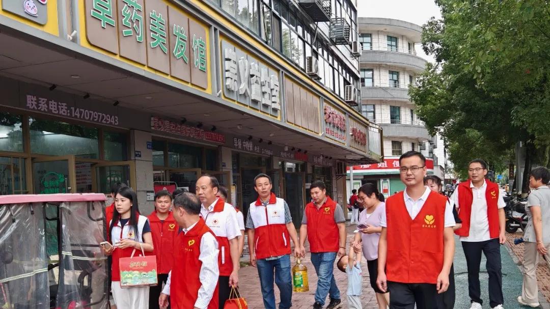 崇义县编研温暖之家爱心协会联合多家单位开展端午节爱心慰问活动
