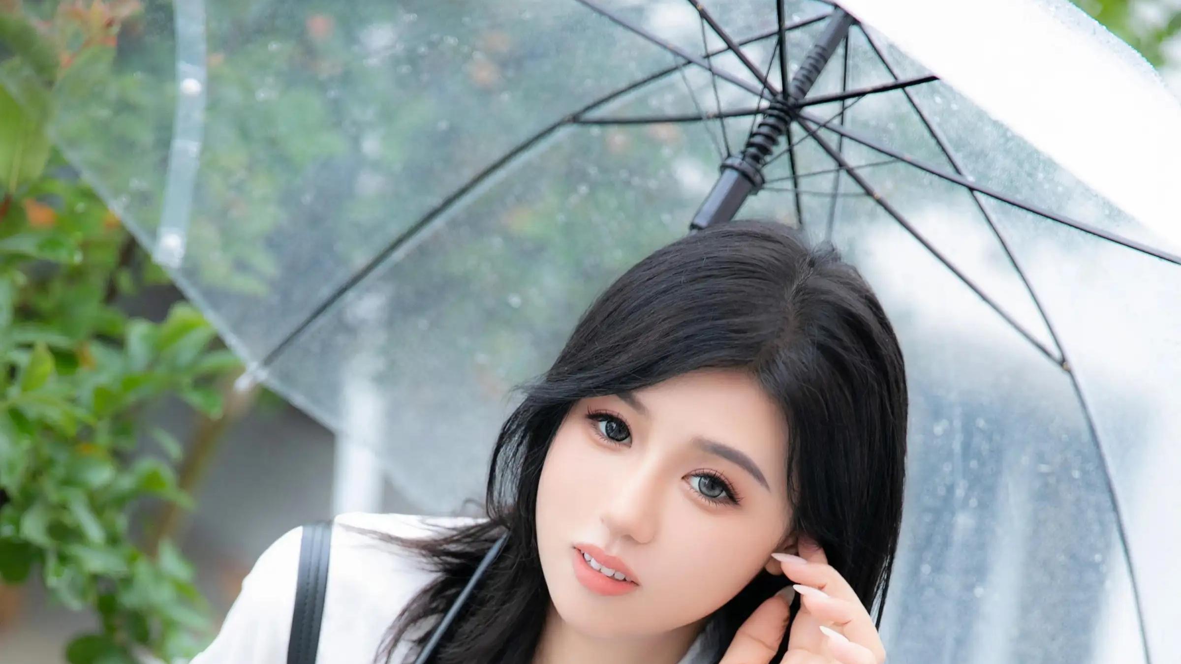 雨天JK写真｜蓝白格裙配透明伞，把青春氛围感拉满