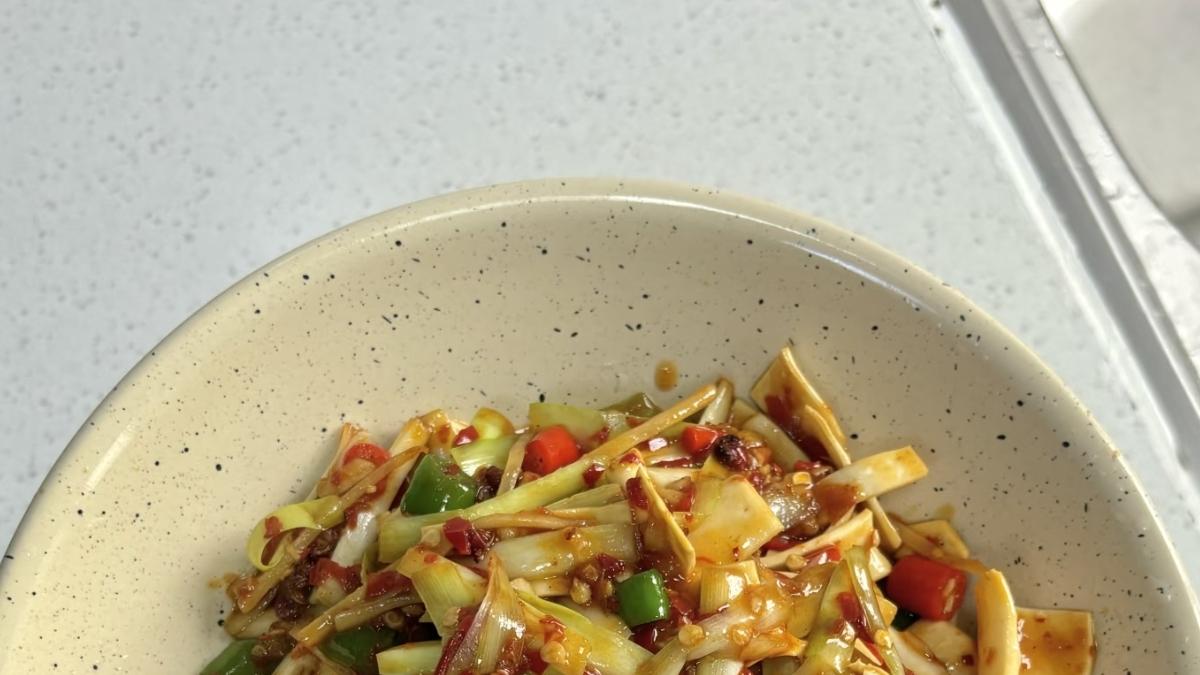 烟火江湖里的脆爽绝响：一道家常火爆黄喉的极致演绎