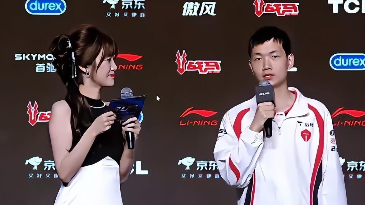 阿水蜜月度假结束，直播督战，TES拿下首胜，小奶油隔空喊话阿水